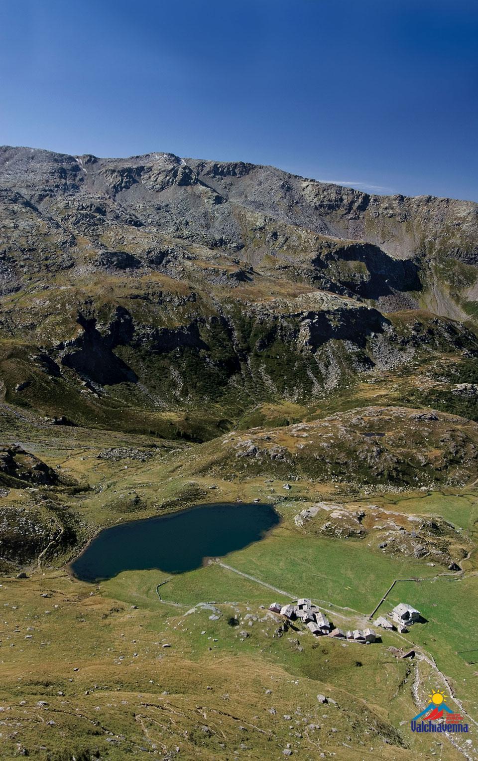 Ai piedi del Pizzo Stella: Alpe Angeloga, Lago Nero e Rifugio